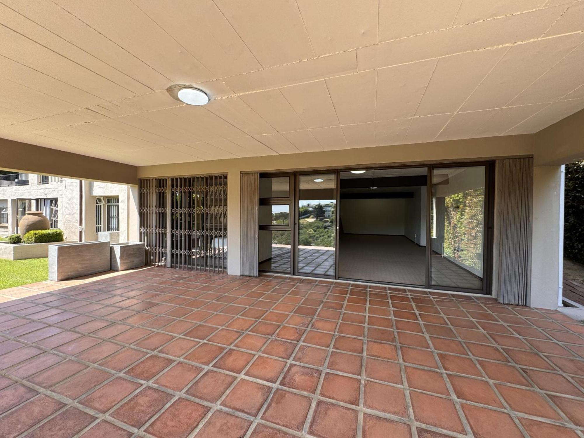 B Shocked Manor - Lux Kaapstad
