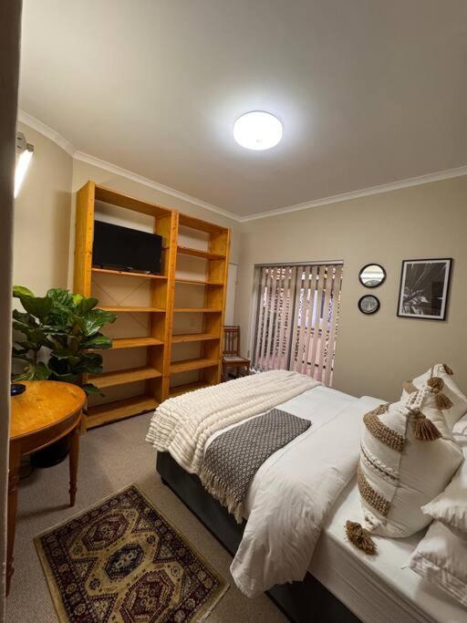 B Shocked Manor - Lux Cape Town