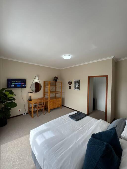 B Shocked Manor - Lux Holiday home Cape Town