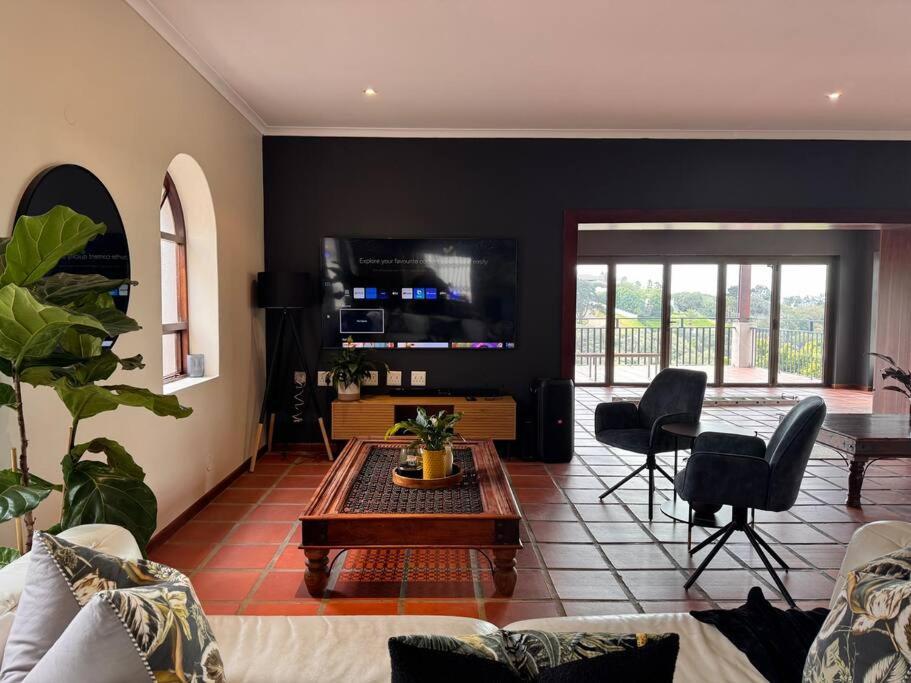 B Shocked Manor - Lux Holiday home